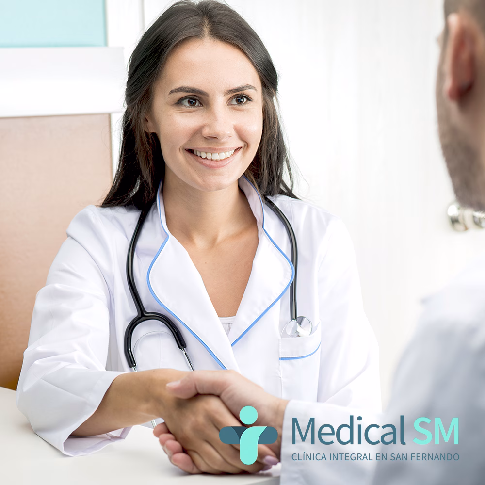 Doctora de Clínica Integral de Salud Medical SM San Fernando saludando a un paciente